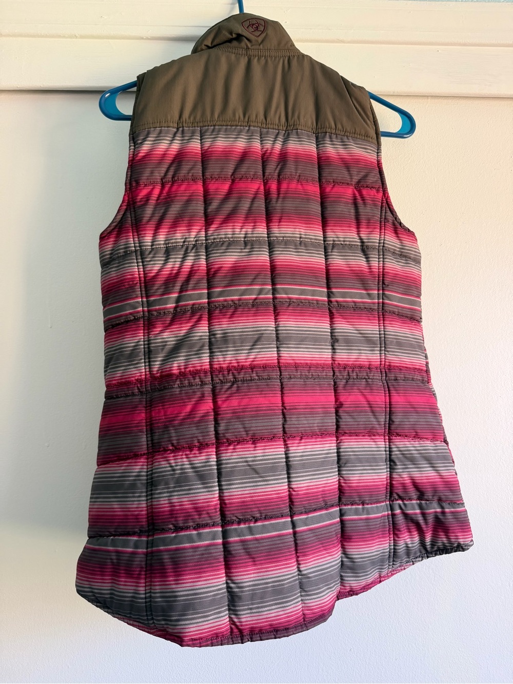 AriatQuilted Puffer Vest - Picture 4 of 6